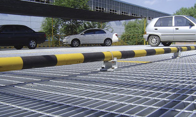 停车场钢格板选购指南 解析铰链式设计、河北精造厂家的优势与市场前景